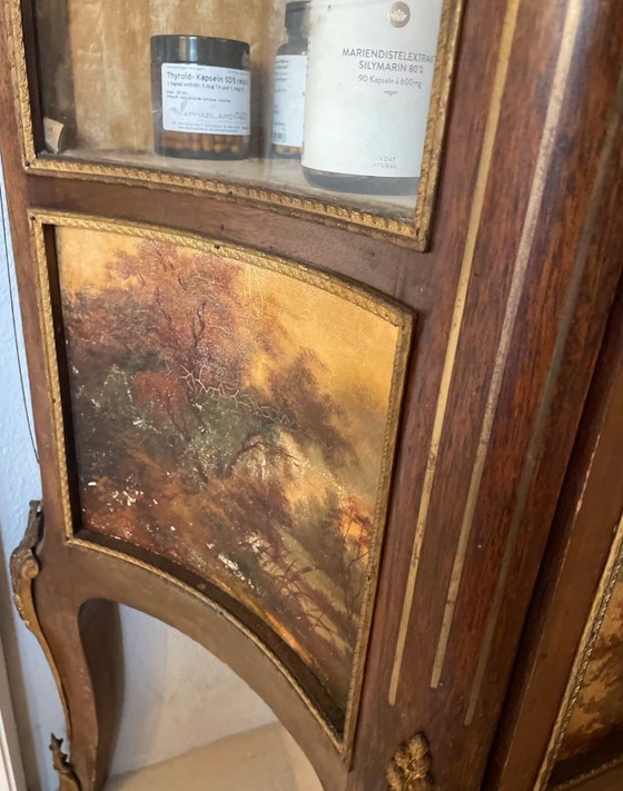 Image 1 of Élégante vitrine décorative de style Louis XV français