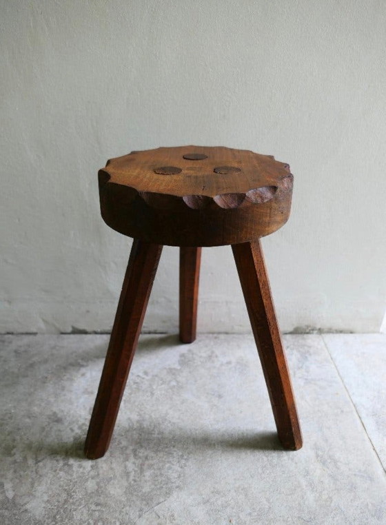Image 1 of Vintage Brutalistische Driepoot Kruk (tabouret)– Massief Grenen – Frankrijk - Jaren 50/60