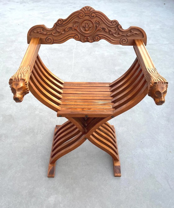Image 1 of Sedia pieghevole Savonarola in legno intagliato con teste di leone – vintage ca. 1910–1950