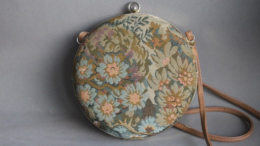 Bolso redondo vintage con bordado de punto pequeño.