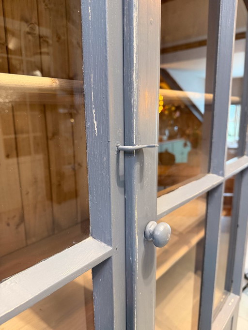 Vetrina grigia con ante in vetro e 12 cassetti | Mobile buffet