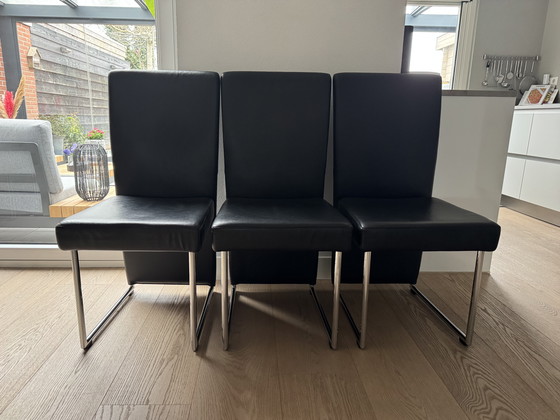 Image 1 of 6 eleganti sedie da pranzo Rolf Benz modello 7400 in pelle nera.