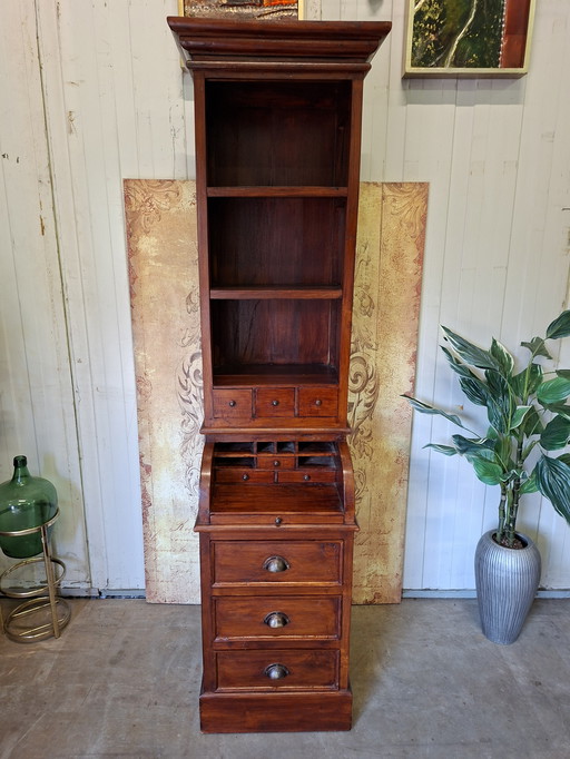 Bücherregal aus Teakholz im Kolonialstil, Dielenschrank, Geschirrschrank, Maße: 50x54cm und 215cm hoch.