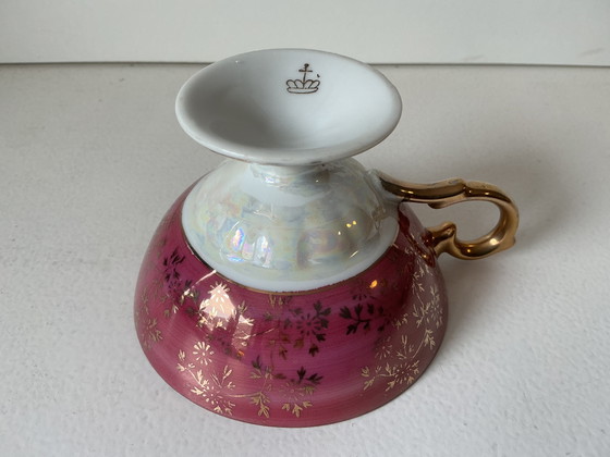 Image 1 of Tazza da tè in porcellana in stile rococò - Scena galante in oro e viola