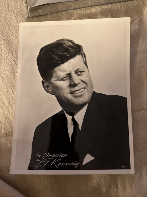 Ritratto fotografico in memoria di JF Kennedy