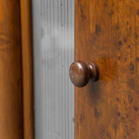 Image 1 of Aparador antiguo de madera de nogal con vetas y detalles decorativos de los años 40.