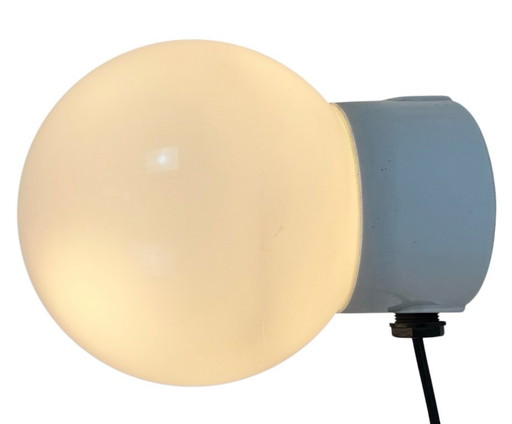 Vintage witte porseleinen wandlamp met melkglas, jaren 60