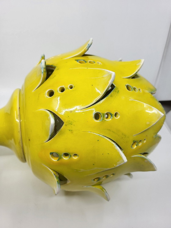 Image 1 of Artisjoklamp van geel keramiek Frankrijk