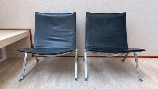 2 Poul Kjærholm PK22 fauteuils door Fritz Hansen – rvs