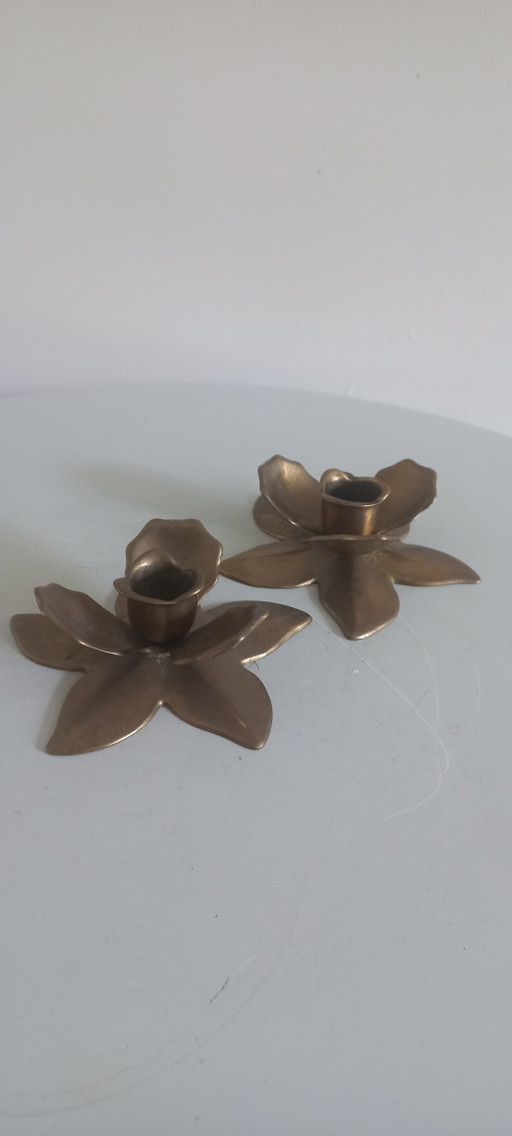 Juego de candelabros de latón con forma de flor de estilo moderno de mediados de siglo – kandelaars en kaarsen (photo 2 of 6)