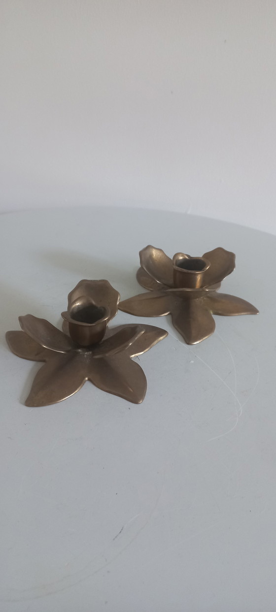 Juego de candelabros de latón con forma de flor de estilo moderno de mediados de siglo – Portavelas, Brass (photo 2 of 6)