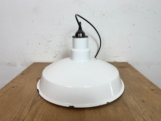 Image 1 of Industriële witte geëmailleerde fabriekshanglamp, jaren 60