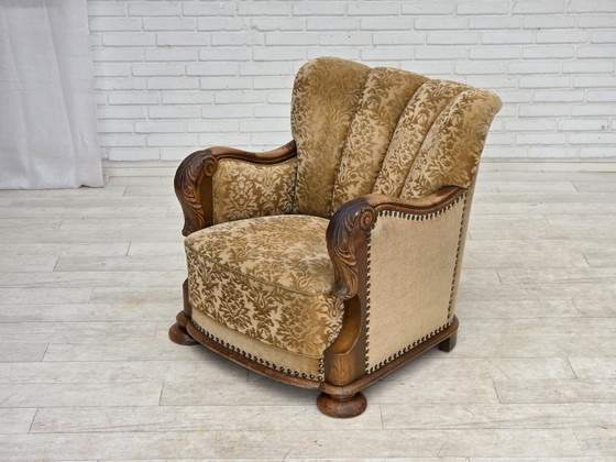 Image 1 of Deense relaxfauteuil uit de jaren 50, bekleed met velours en gesneden eikenhout.