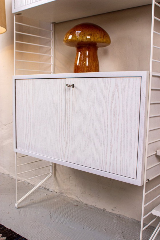 Image 1 of Buffet vintage original Nisse String Shelf blanc style milieu du siècle