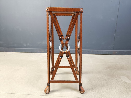 beistelltisch aus eisen und kunstleder von jacques Adnet, 1970er Jahre
