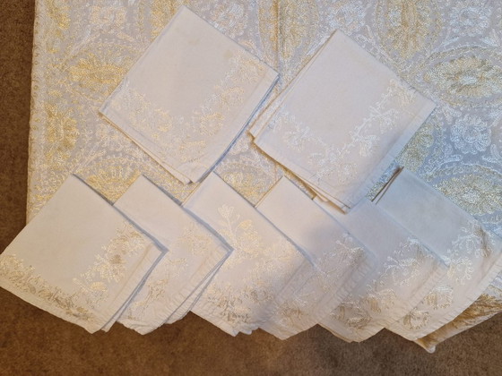 Image 1 of Nappe avec 8 serviettes (brodées à la main)