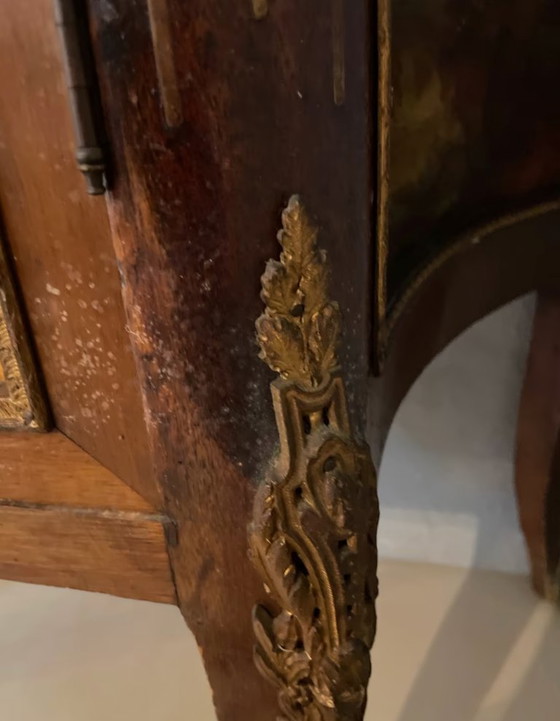 Image 1 of Élégante vitrine décorative de style Louis XV français