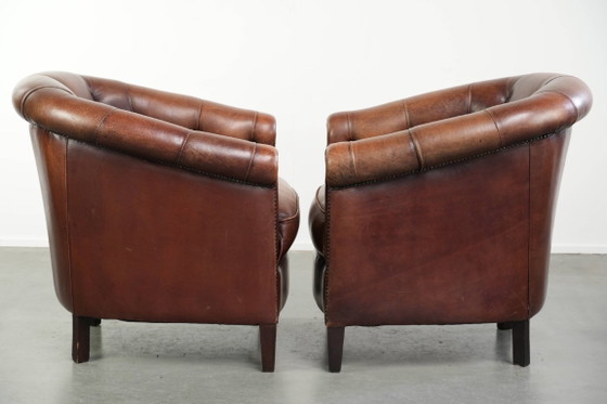Image 1 of 2x karaktervolle en warme schapenleren clubfauteuil in Engelse chesterfield stijl