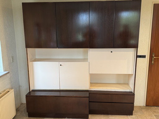 Woonkamerkast 60’er jaren met veel bergruimte. Palissander met witte onderbreking.