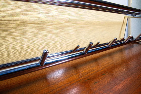 Image 1 of Porte-manteau vintage avec paroi arrière jaune.