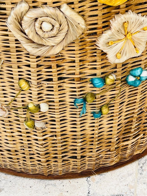 Image 1 of Vintage rieten mand met kleurrijke bloemenversiering