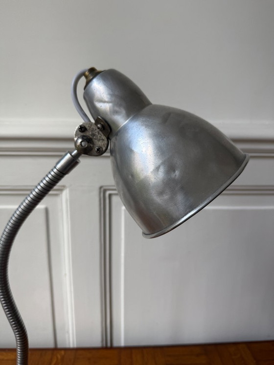 Image 1 of Vintage industriële bureaulamp uit de jaren 50 van aluminium met verstelbare arm.