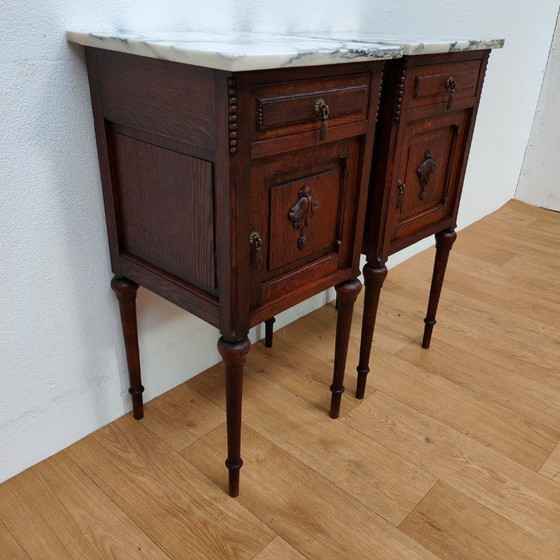 Image 1 of Set antiker Nachttische/Beistelltische mit Marmorplatten