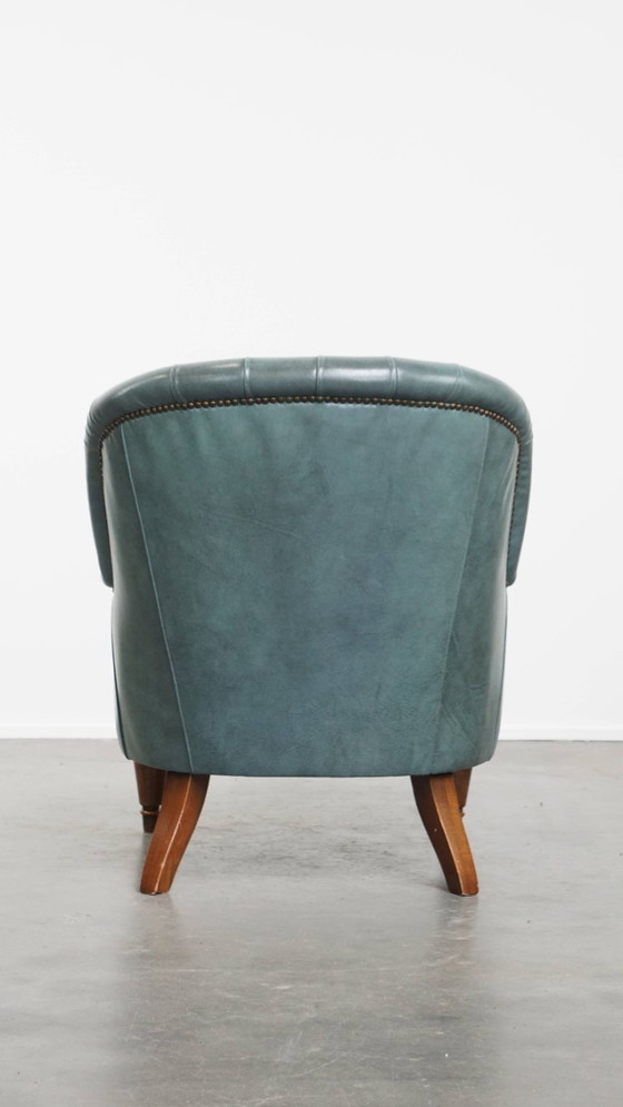 Image 1 of Blauwe chesterfield fauteuil gemaakt van rundleer in Engelse stijl met siernagels