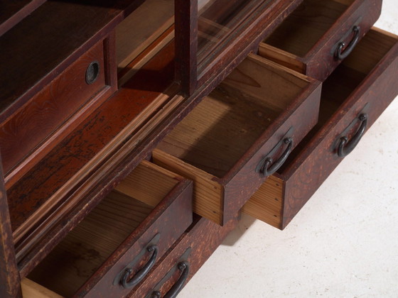 Antico mobile da tè giapponese (cha tansu) con ante scorrevoli in vetro – Periodo Taisho–Showa (c.1920–1950) (photo 25 of 40)