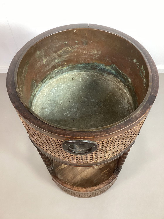 Image 1 of Table à plantes antique 2 étages en osier et rotin