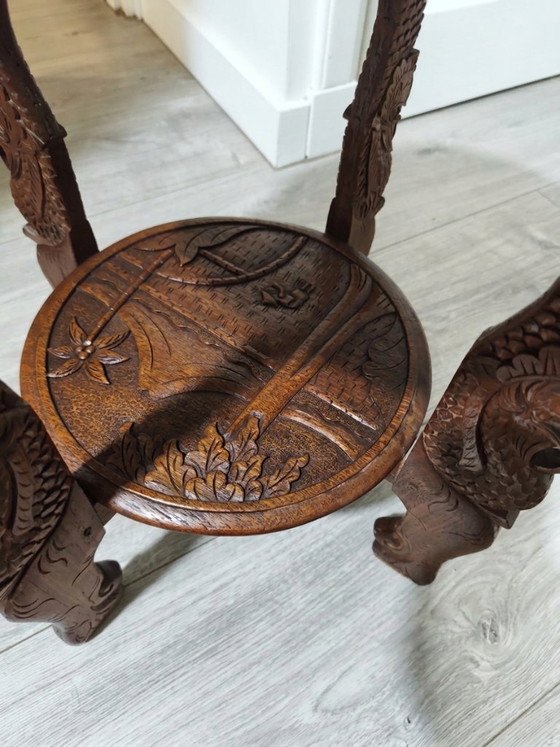Tavolino vintage balinese in teak intagliato a mano con gambe di drago (Naga) e paesaggio vulcanico (photo 9 of 11)