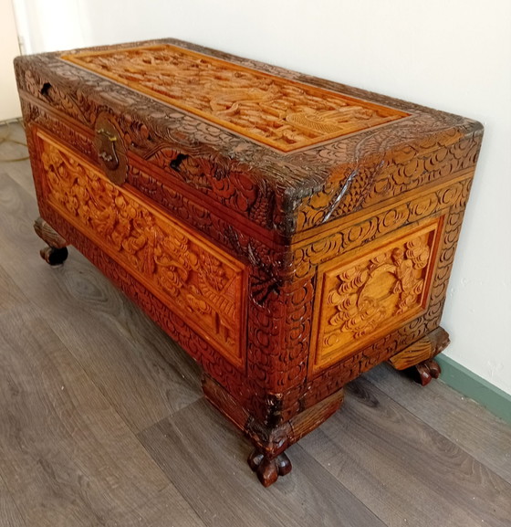Baule cinese in canfora intagliato vintage – Armadi contenitori, Legno, Ottone (photo 2 of 15)