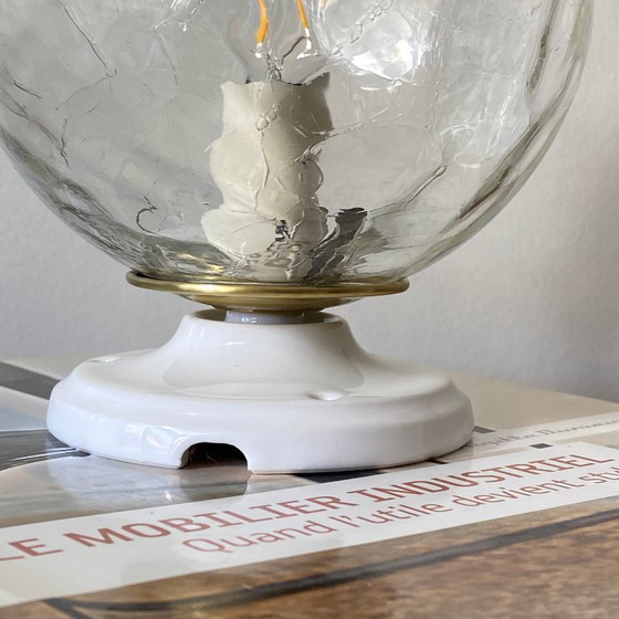 Image 1 of Lámpara de techo o pared con globo de cristal craquelado de 15 cm y rosetón de montaje de porcelana.