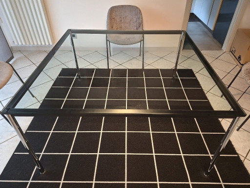 Vierkante tafel van MDF ITALIA met een glazen blad