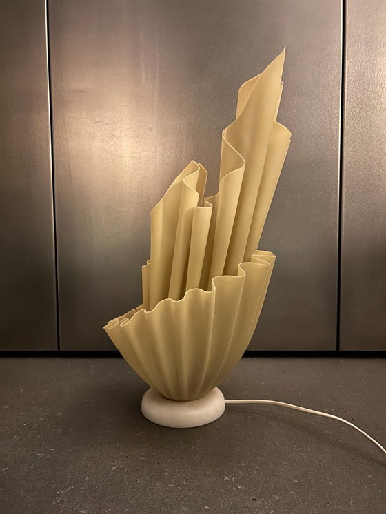 Image 1 of Lampada da tavolo vintage Georgia Jacob COROLLE (anni '70) | Marmo e resina