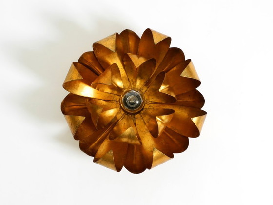 Image 1 of Magnifique applique murale ou plafonnier floral plaqué or des années 1970, orné de grandes feuilles et de style Régence.