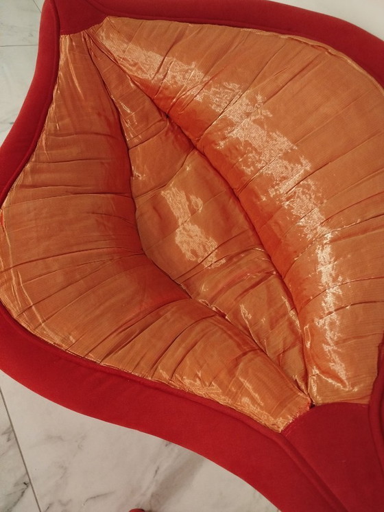 Image 1 of Un sillón Boca muy raro en exhibición en un museo