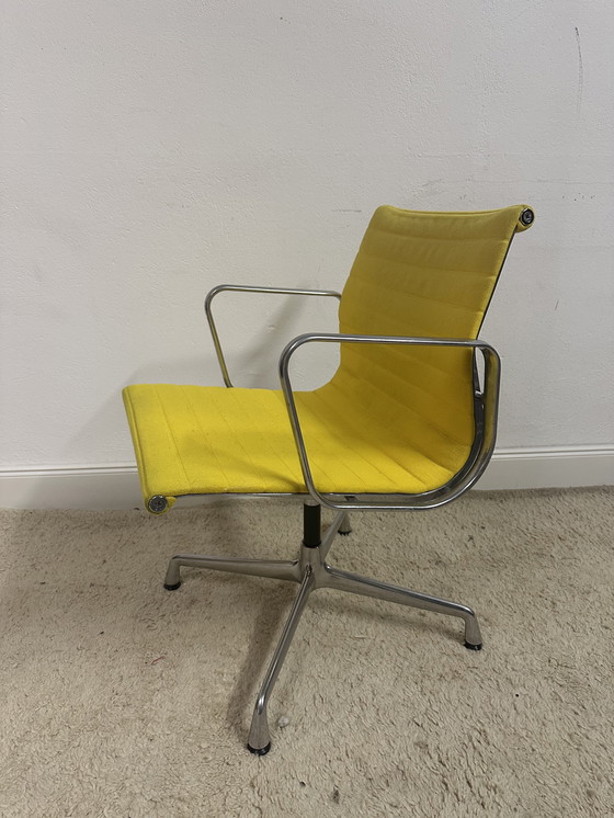 Image 1 of Silla de aluminio Vitra EA 107 amarilla