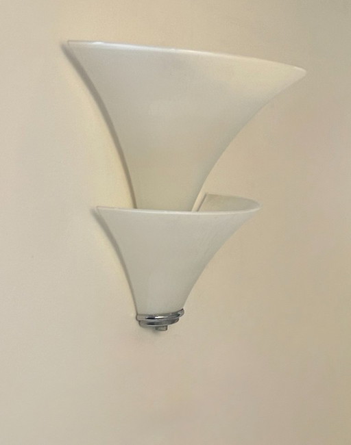 Applique vintage, metallo cromato e vetro opalino, Francia, 1970