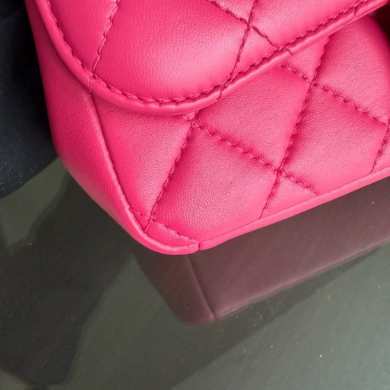 Image 1 of Borsa Chanel Chic Flap Small - 23 cm in pelle di agnello trapuntata rosa acceso con finiture dorate, serie 22