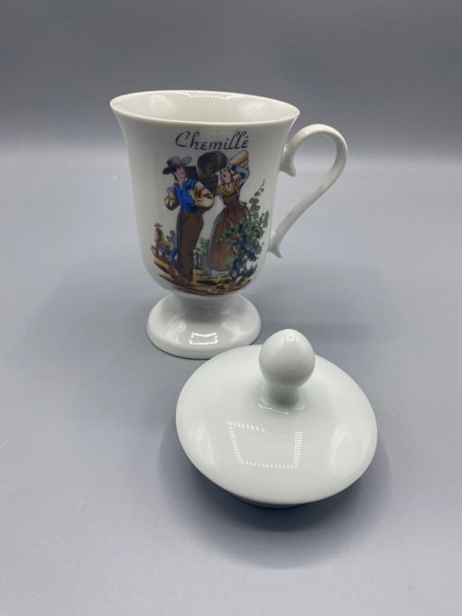 Mazagran in porcellana con coperchio – Chemillé souvenir – Coppia in costume tradizionale angioino (photo 2 of 4)