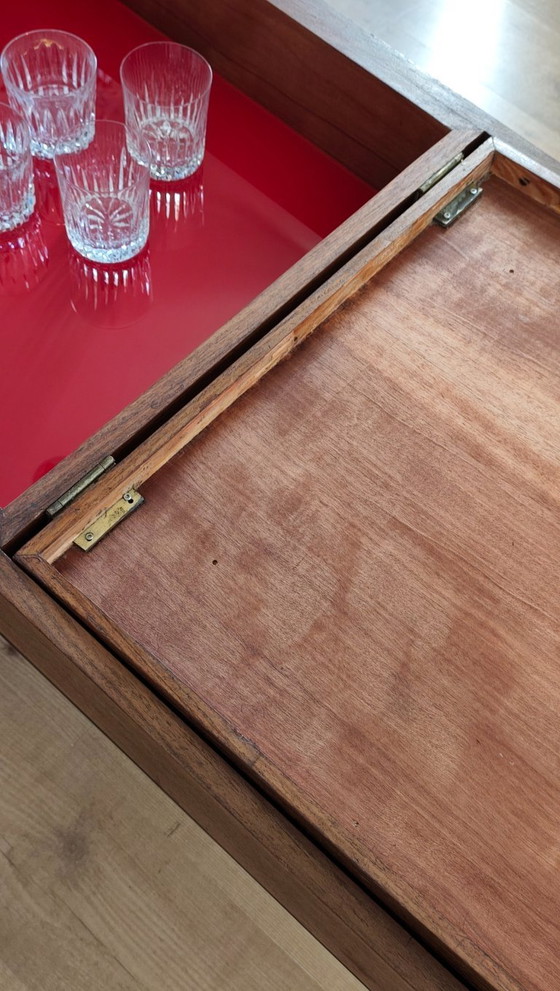 Image 1 of Un vecchio tavolo da lavoro riadattato come grande tavolino da caffè