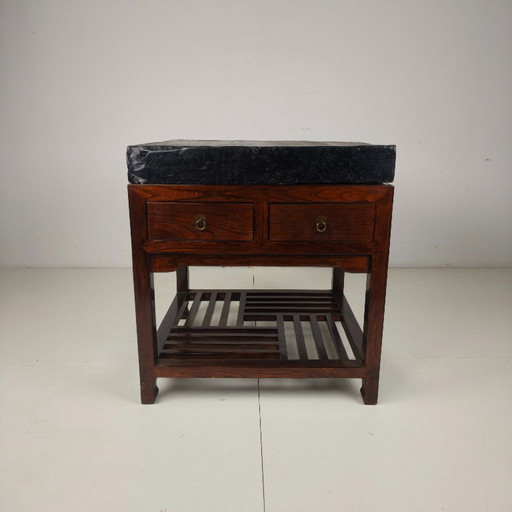 Rare brique d'or impériale chinoise (Jīn Zhuān) sur une table d'exposition en bois réalisée sur mesure.