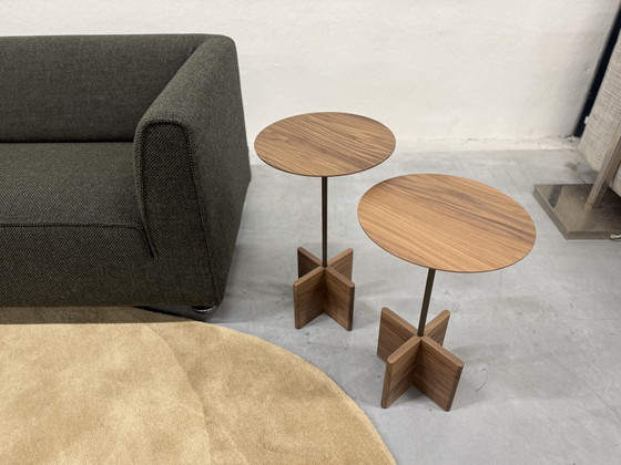 Image 1 of 2 mesas auxiliares Beek Cross de madera de nogal D35