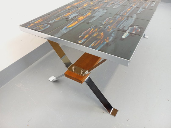 Image 1 of Vintage salontafel uit de jaren 60 en 70 van keramiek, verchroomd metaal en hout.