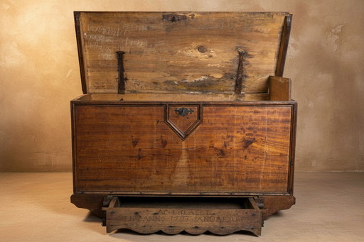 Cassapanca in legno con coperchio, fine XVIII secolo.