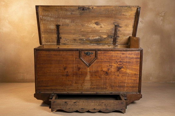 Image 1 of Cassapanca in legno con coperchio, fine XVIII secolo.