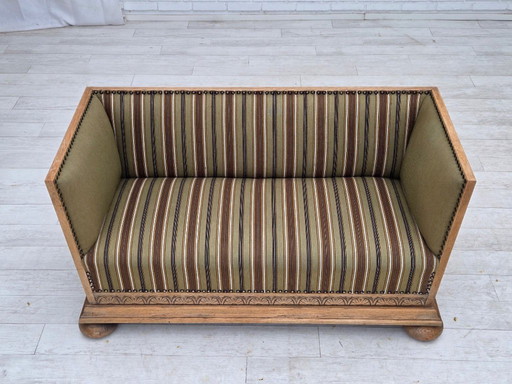 Dänisches 2-Sitzer-Sofa aus den 1950er Jahren, original gestreifte grüne Möbelwolle, Eichenholz.