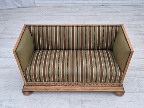 Image 1 of Dänisches 2-Sitzer-Sofa aus den 1950er Jahren, original gestreifte grüne Möbelwolle, Eichenholz.