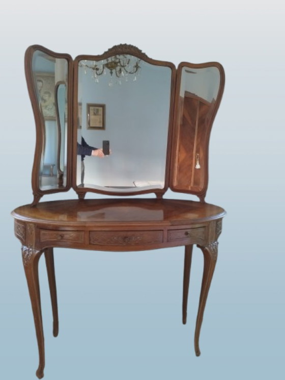 Image 1 of Grande armoire en bois sculpté des années 1950